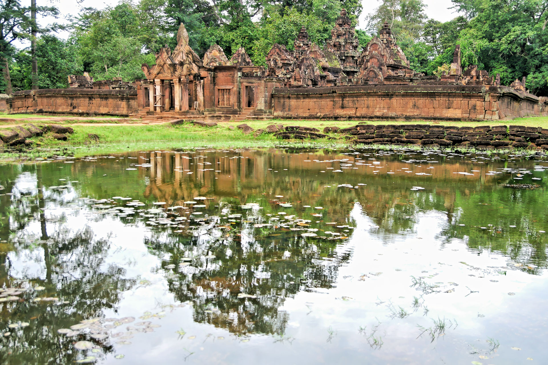 Banteay Srei ist eher eine der kleinen Tempelanlagen Angkors. Sie ist bekannt für die filigranen Steinmetzarbeiten.